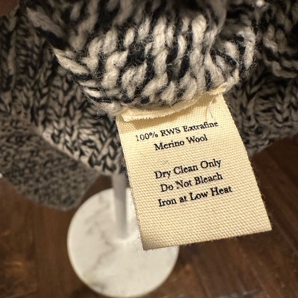 Elegant Gray Turtleneck Sweater - Picture 5 of 6